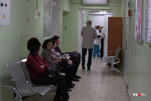 Очередь в травматологию собралась с раннего утра Очередь в травматологию собралась с раннего утра
