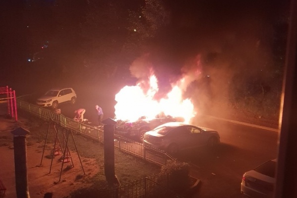Огонь повредил две машины — в МЧС предполагают, что это мог быть поджог Огонь повредил две машины — в МЧС предполагают, что это мог быть поджог