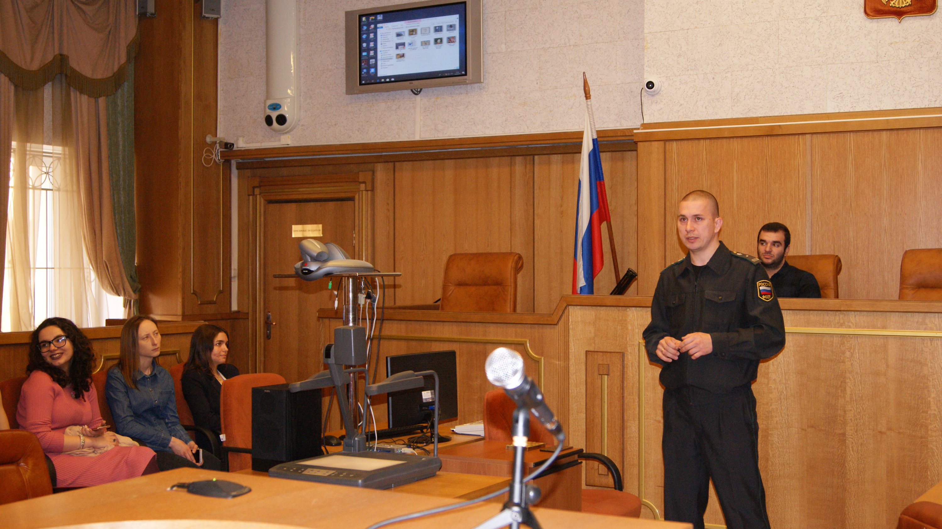Тюменский судебный пристав, проводивший уроки для школьников, задержан с наркотиками