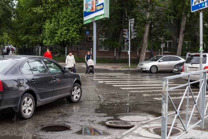 Открытый люк на ул. Орджоникидзе Открытый люк на ул. Орджоникидзе