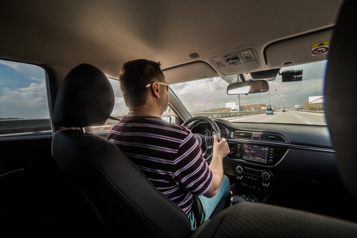 Как бы кроссовер: тест-драйв легковушки KIA, которая легко берет высокие бордюры