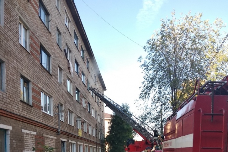 Пожарные разбили окно и потушили огонь Пожарные разбили окно и потушили огонь