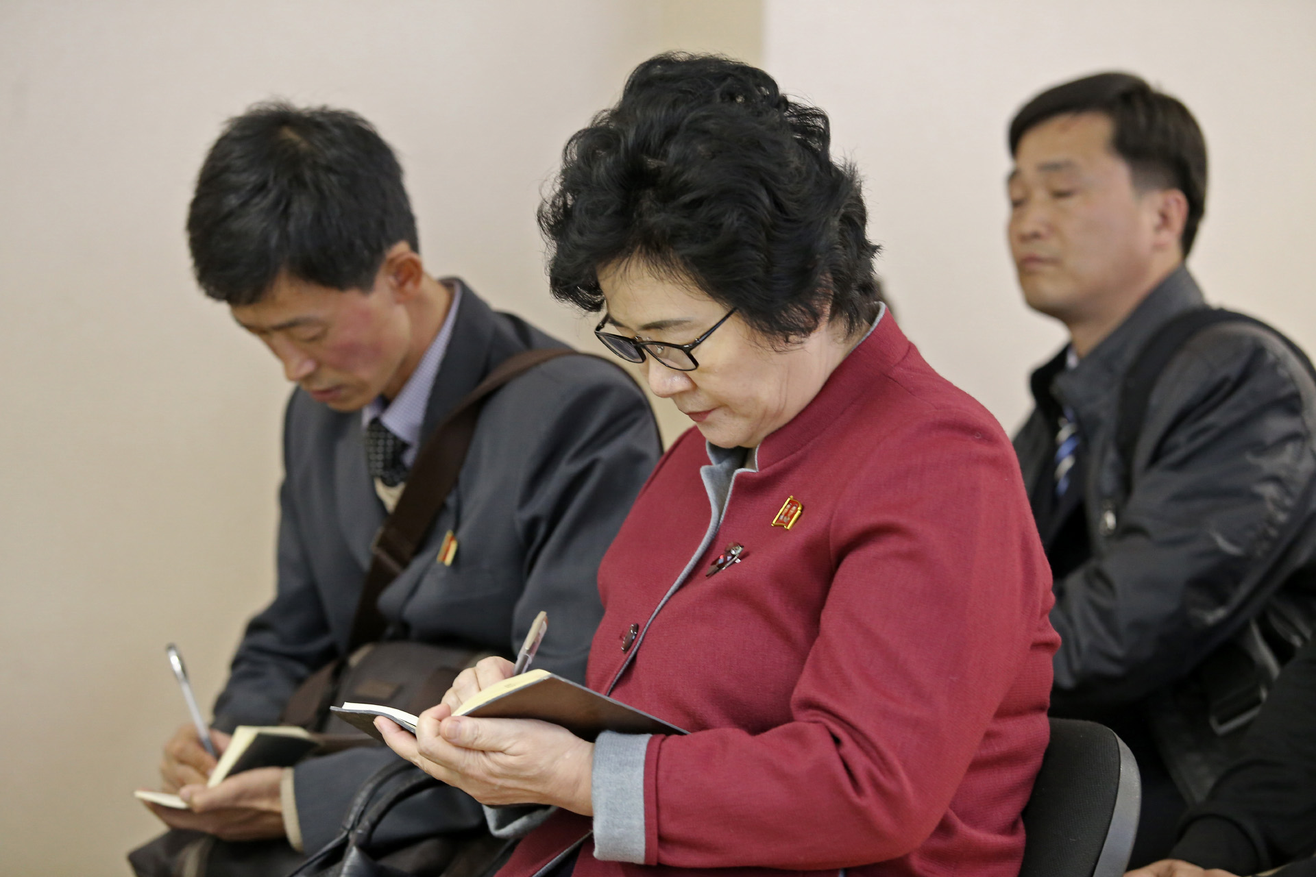 Члены корейской делегации были очень внимательными и постоянно что-то записывали при рассказе о системе образования Челябинской области