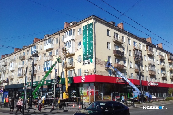 На центральных улицах города вместо строительных лесов На центральных улицах города вместо строительных лесов