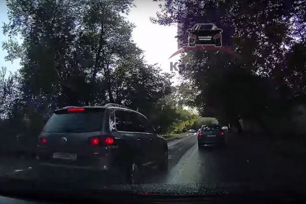 Автохам объезжал пробку по встречке Автохам объезжал пробку по встречке