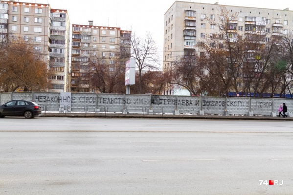 Забор на участке появился ещё год назад, но стройку остановили до конца судебных разбирательств Забор на участке появился ещё год назад, но стройку остановили до конца судебных разбирательств
