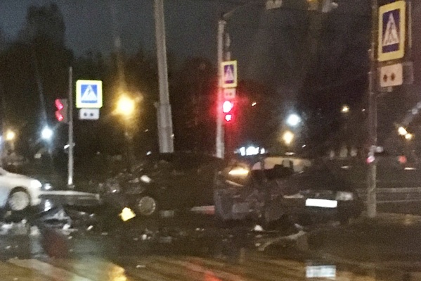Машины сильно повреждены Машины сильно повреждены
