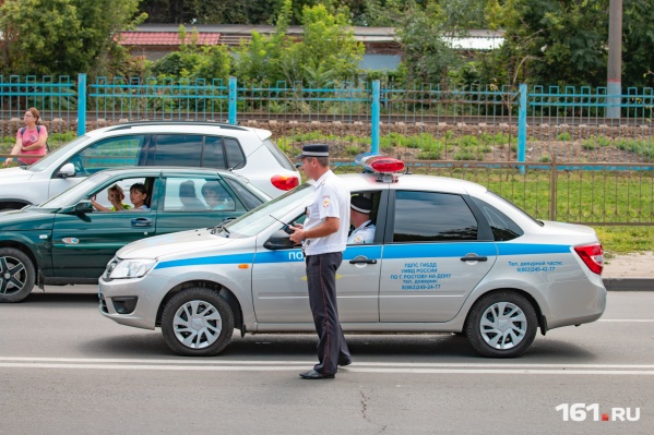 Сотрудники ГИБДД остановили автобус в ходе очередного рейда Сотрудники ГИБДД остановили автобус в ходе очередного рейда