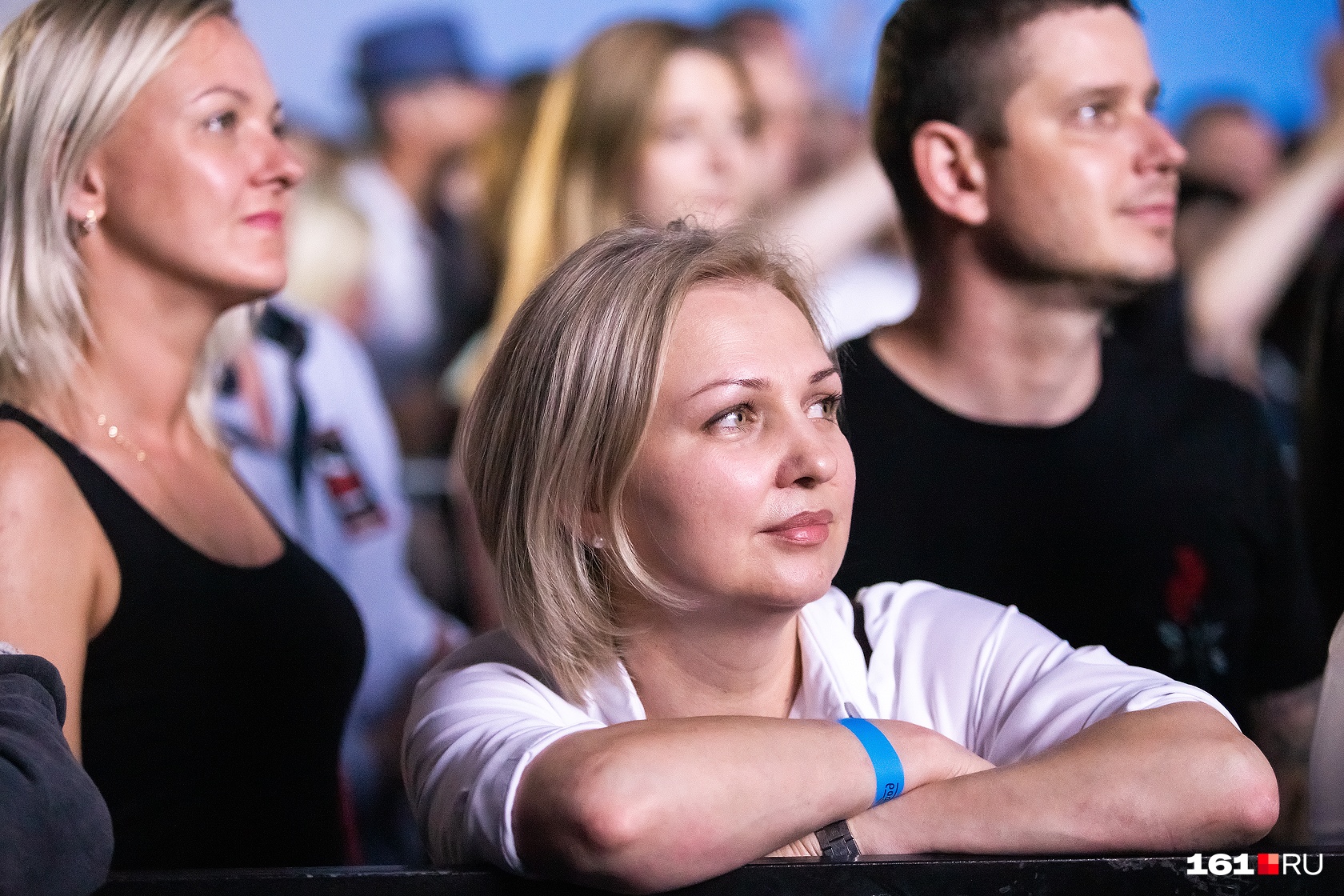 Зрители стали собираться у сцены за полтора часа до начала концерта Зрители стали собираться у сцены за полтора часа до начала концерта