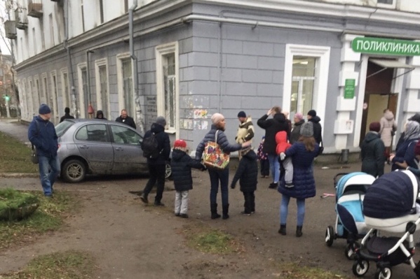ЧП произошло возле поликлиники на Лебедева ЧП произошло возле поликлиники на Лебедева