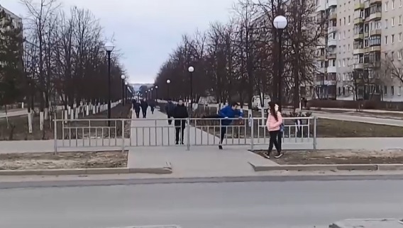 «Сказочные...»: нижегородцы недоумевают, зачем на пешеходной дорожке появился забор