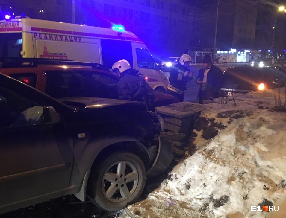 Nissan отбросило на бетонный блок Nissan отбросило на бетонный блок