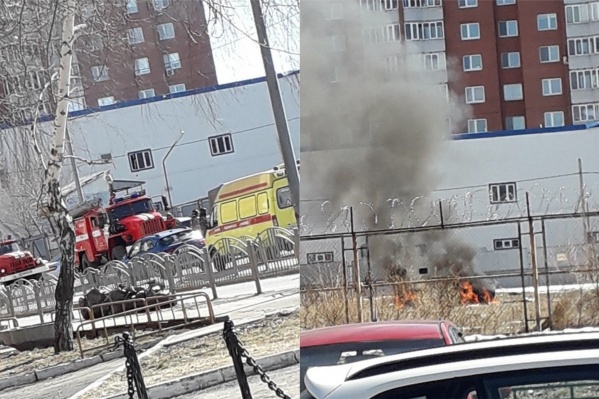Автопожар начался сегодня примерно в полдень Автопожар начался сегодня примерно в полдень 