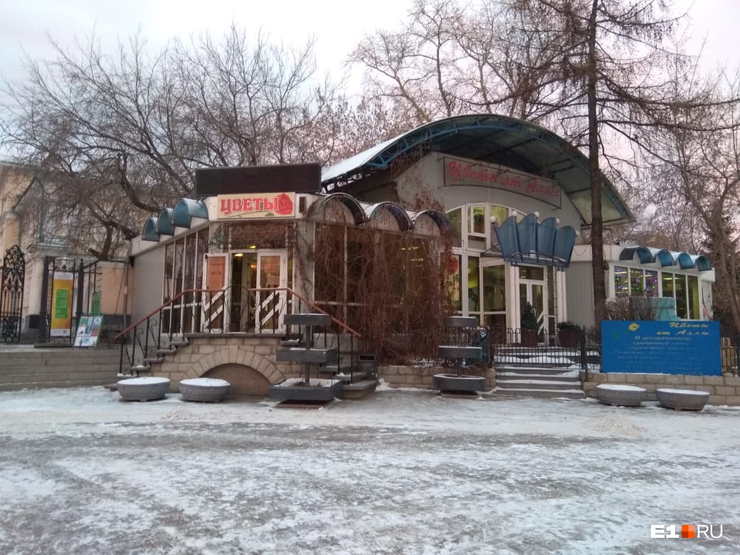 Соседний киоск пока цел Соседний киоск пока цел