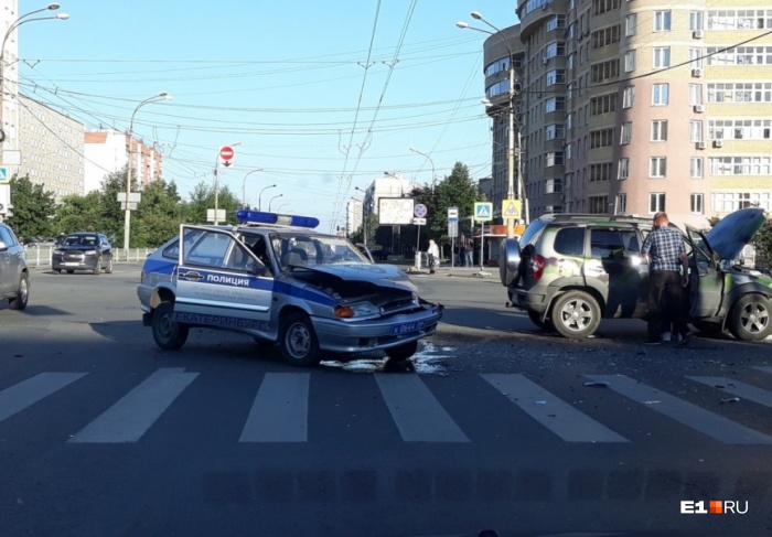 В таком состоянии автомобили были после столкновения В таком состоянии автомобили были после столкновения