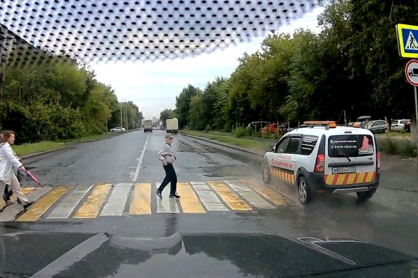 Lada Largus едва не сбивает бегущего ребёнка. Мальчишка вовремя перешёл на шаг и спас себя Lada Largus едва не сбивает бегущего ребёнка. Мальчишка вовремя перешёл на шаг и спас себя