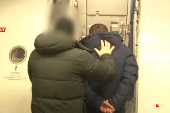 Силовики отправили иностранца на родину Силовики отправили иностранца на родину