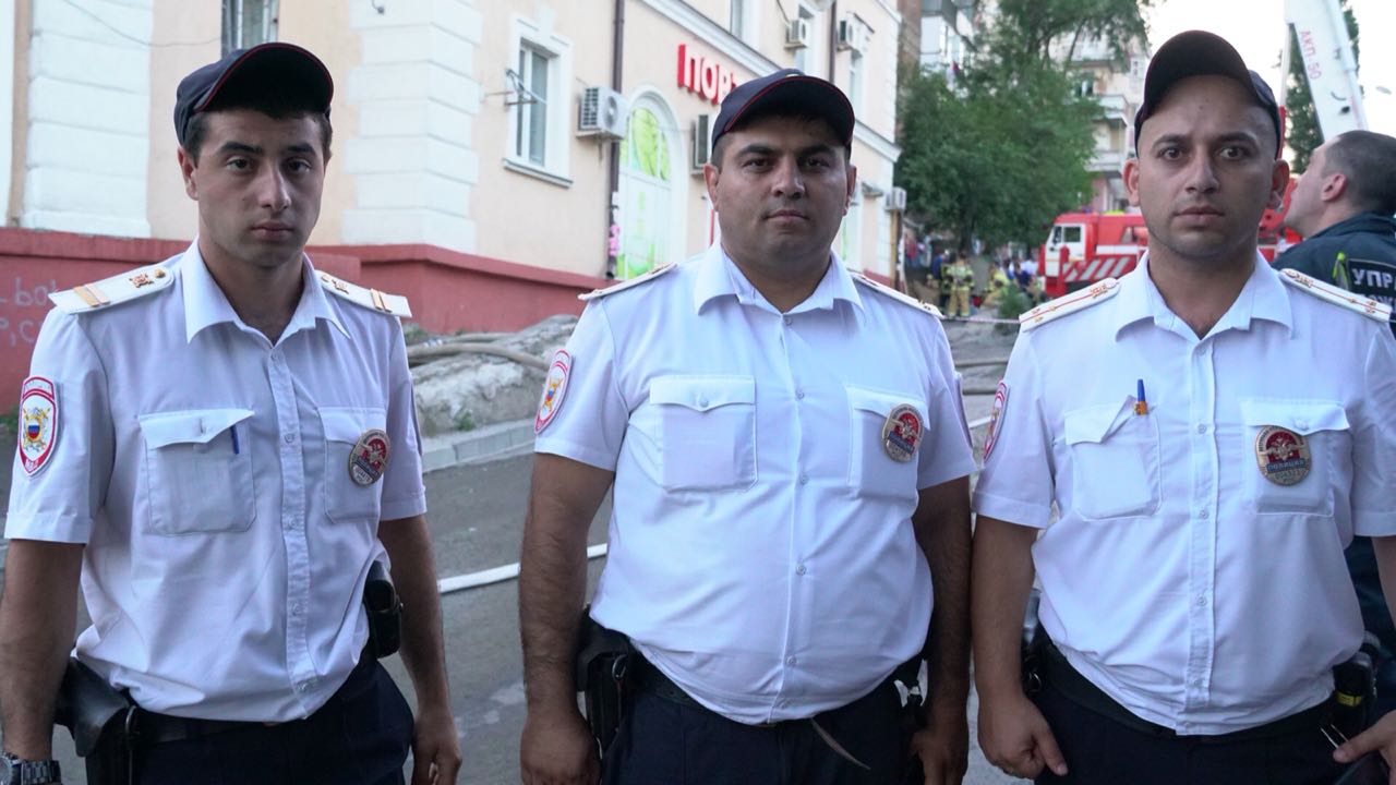 Полицейские приехали на место одними из первых. Ребята сразу же бросились спасать людей Полицейские приехали на место одними из первых. Ребята сразу же бросились спасать людей