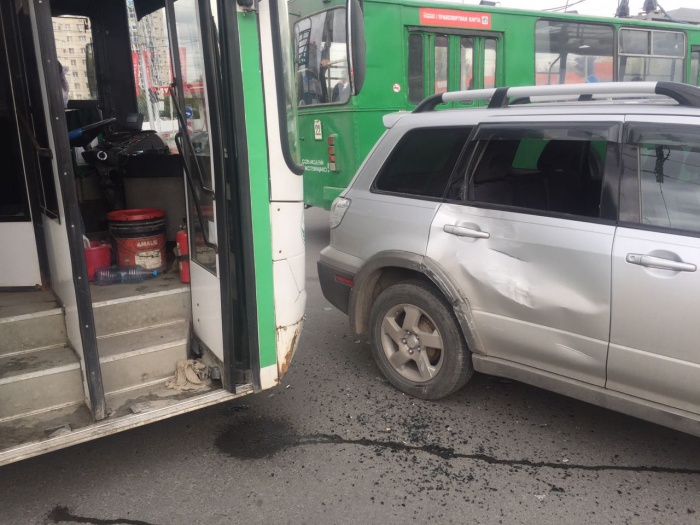 У Mitsubishi в аварии смяло бок У Mitsubishi в аварии смяло бок