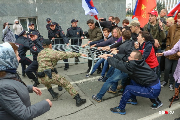 Протестующие пытались прорваться к зданию Законодательного собрания Протестующие пытались прорваться к зданию Законодательного собрания