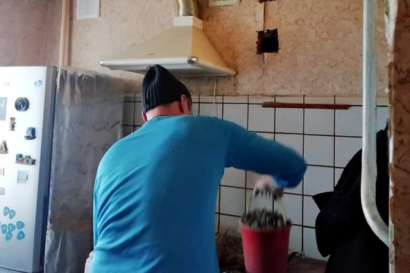 Рабочие всё же прочистили в квартире вентиляцию Рабочие всё же прочистили в квартире вентиляцию