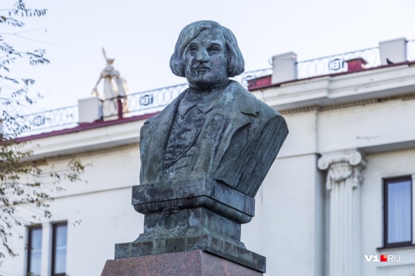 Бюст Гоголя был установлен в Царицыне на средства горожан Бюст Гоголя был установлен в Царицыне на средства горожан