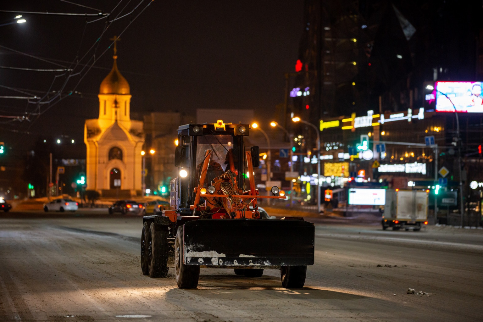 Последствия первой метели: дорожники вышли на ночную уборку заснеженных улиц Новосибирска