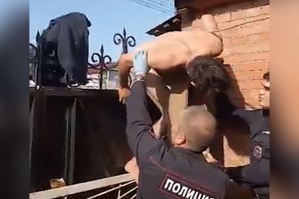 Полицейские держали пострадавшего на весу до приезда спасателей Полицейские держали пострадавшего на весу до приезда спасателей