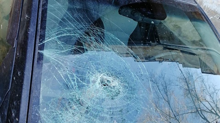 «Лобовое стекло пробило насквозь»: глыба, упавшая с крыши дома, разбила машину челябинца