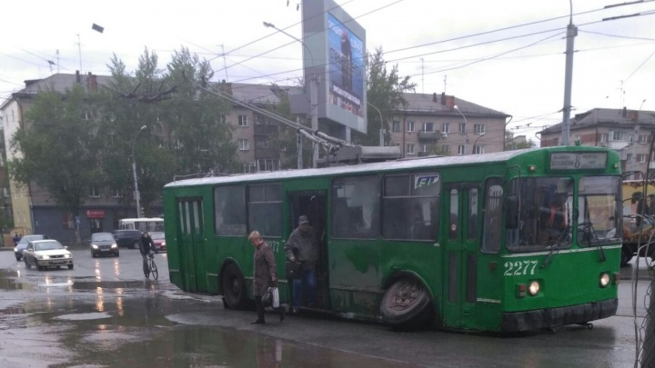 У троллейбуса с пассажирами на площади Маркса отвалилось колесо