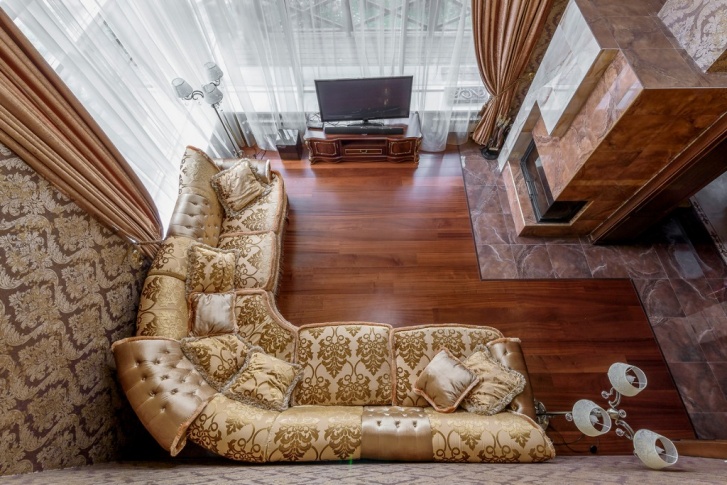 Такой золотой диван есть в коттедже, который продается в «Лесных дачах»