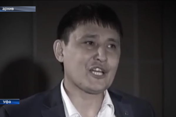 Когда-то осужденный читал свои стихи со сцены Когда-то осужденный читал свои стихи со сцены