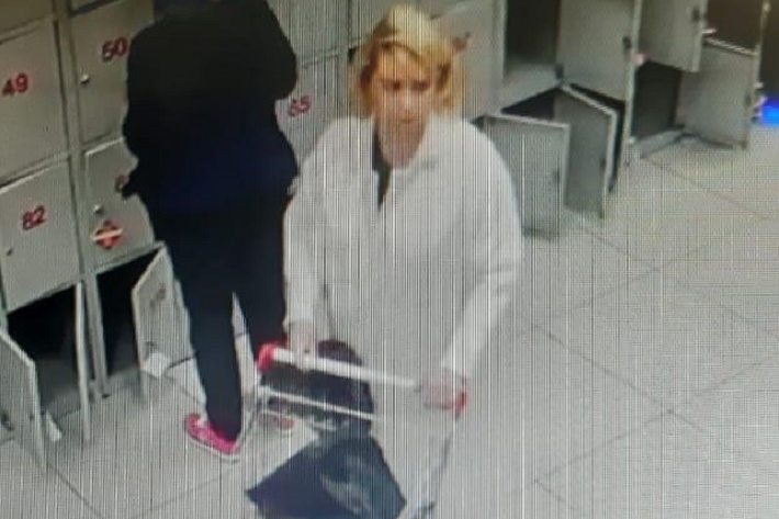 Женщина, забравшая чужой кошелек, попала в объектив камер видеонаблюдения