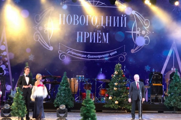 Александр Усс выступает на закрытой встрече в честь Нового года Александр Усс выступает на закрытой встрече в честь Нового года