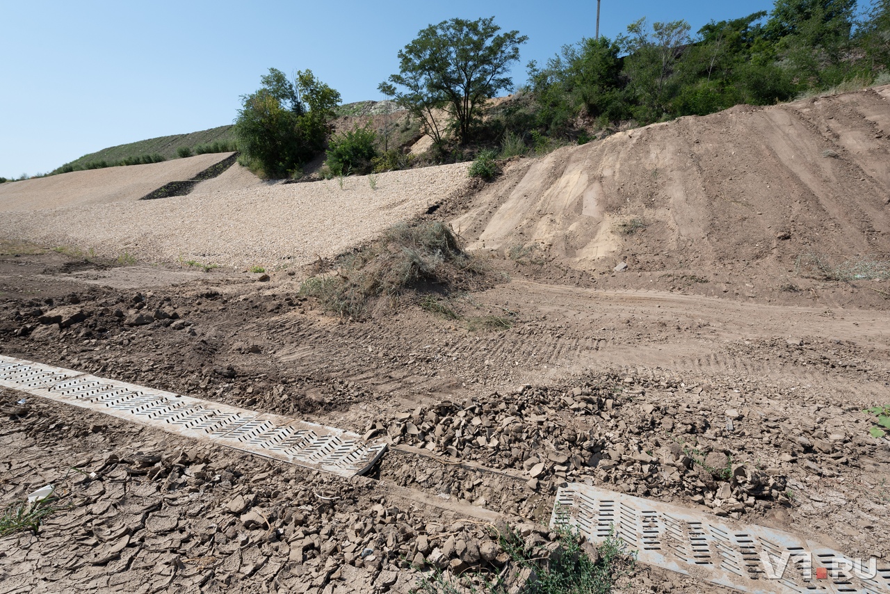 «Это не канализация, а водовод»: в мэрии ищут причину затопления рокадной дороги у «Волгоград Арены»