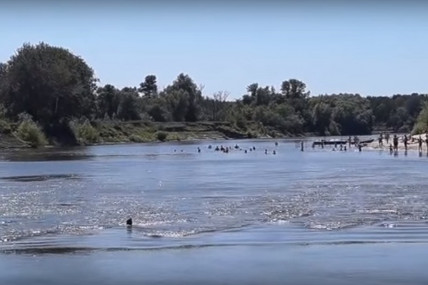 На городском пляже сильное течение, а за ним крутые берега с глубокими ямами на дне На городском пляже сильное течение, а за ним крутые берега с глубокими ямами на дне
