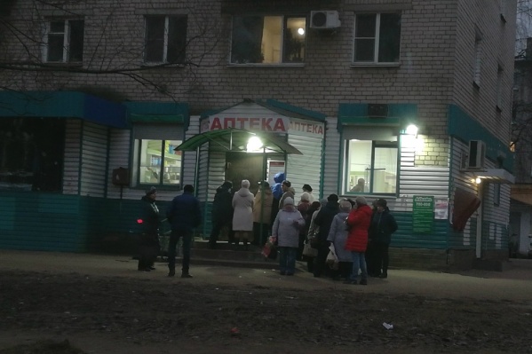 Люди стояли до темноты Люди стояли до темноты