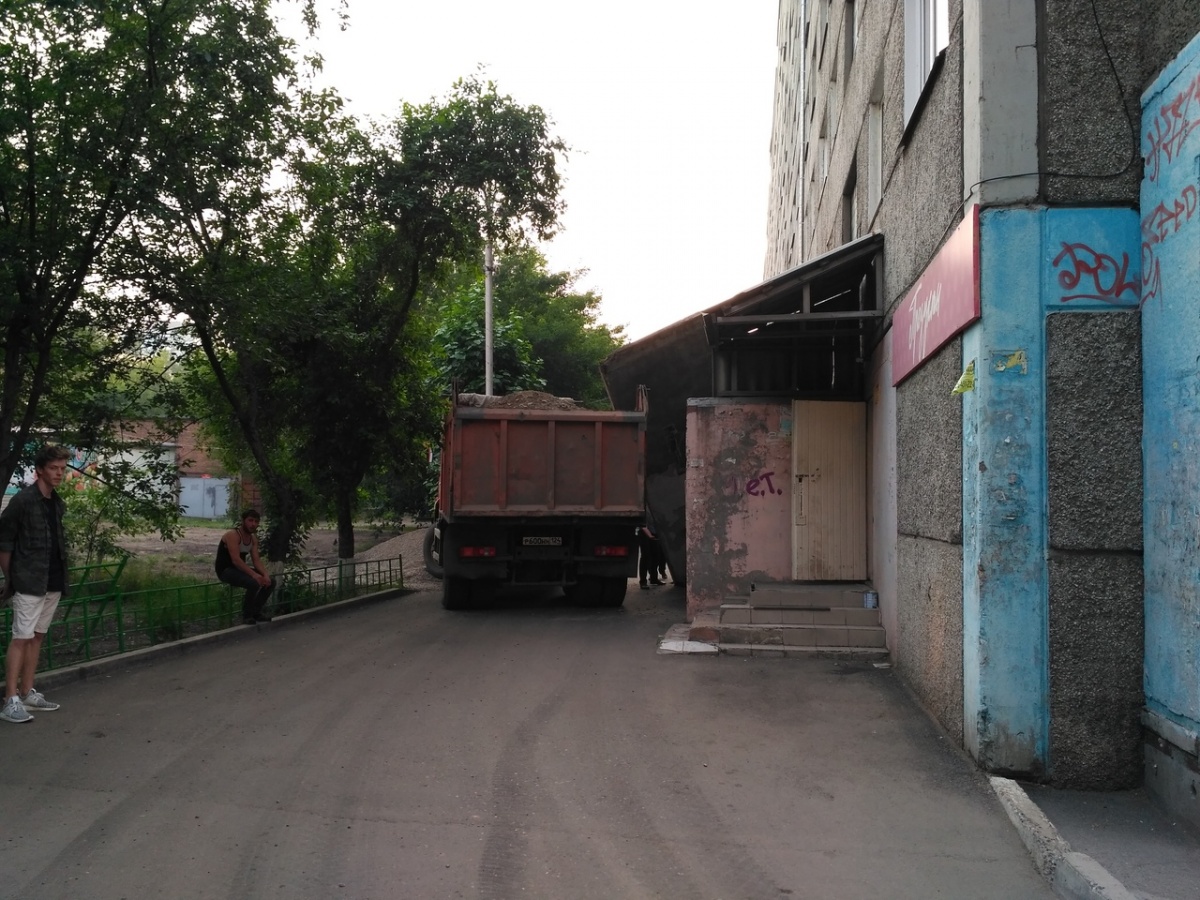 КамАЗ сорвал бетонный козырёк с подъезда дома в центре | 11.07.2018 |  Красноярск - БезФормата