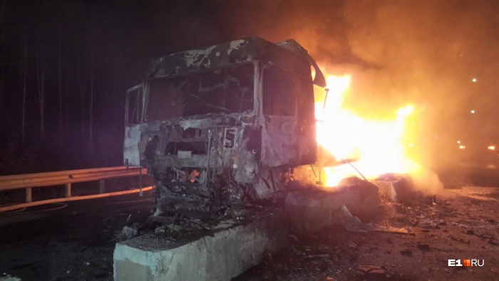 Фура сгорела полностью Фура сгорела полностью