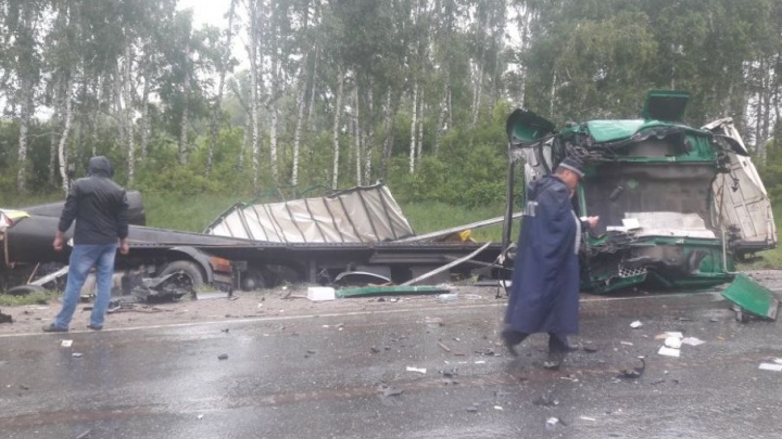 Страшная авария на трассе в Башкирии: столкнулись две фуры