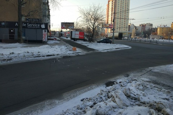 Старые рельсы идут параллельно проспекту Космонавтов Старые рельсы идут параллельно проспекту Космонавтов
