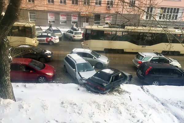 Авария произошла на Серебренниковской недалеко от перекрёстка с улицей Сибревкома Авария произошла на Серебренниковской недалеко от перекрёстка с улицей Сибревкома
