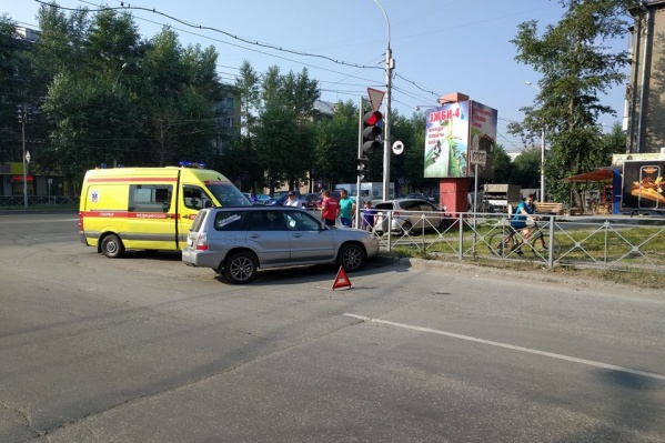 На место ДТП приехала машина реанимации На место ДТП приехала машина реанимации