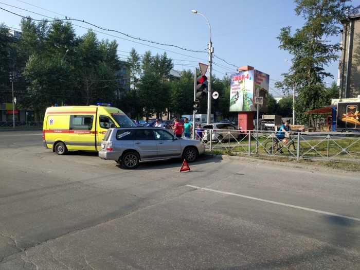 На место ДТП приехала машина реанимации На место ДТП приехала машина реанимации