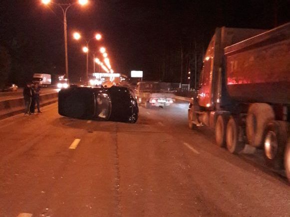 Водитель Mercedes не убедился в безопасности манёвра и положил иномарку на бок Водитель Mercedes не убедился в безопасности манёвра и положил иномарку на бок