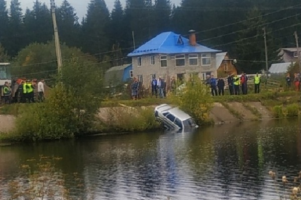 Достают машину из воды