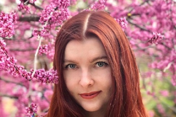 Многие девушки фотографируются на фоне цветущих деревьев и кустарников Многие девушки фотографируются на фоне цветущих деревьев и кустарников