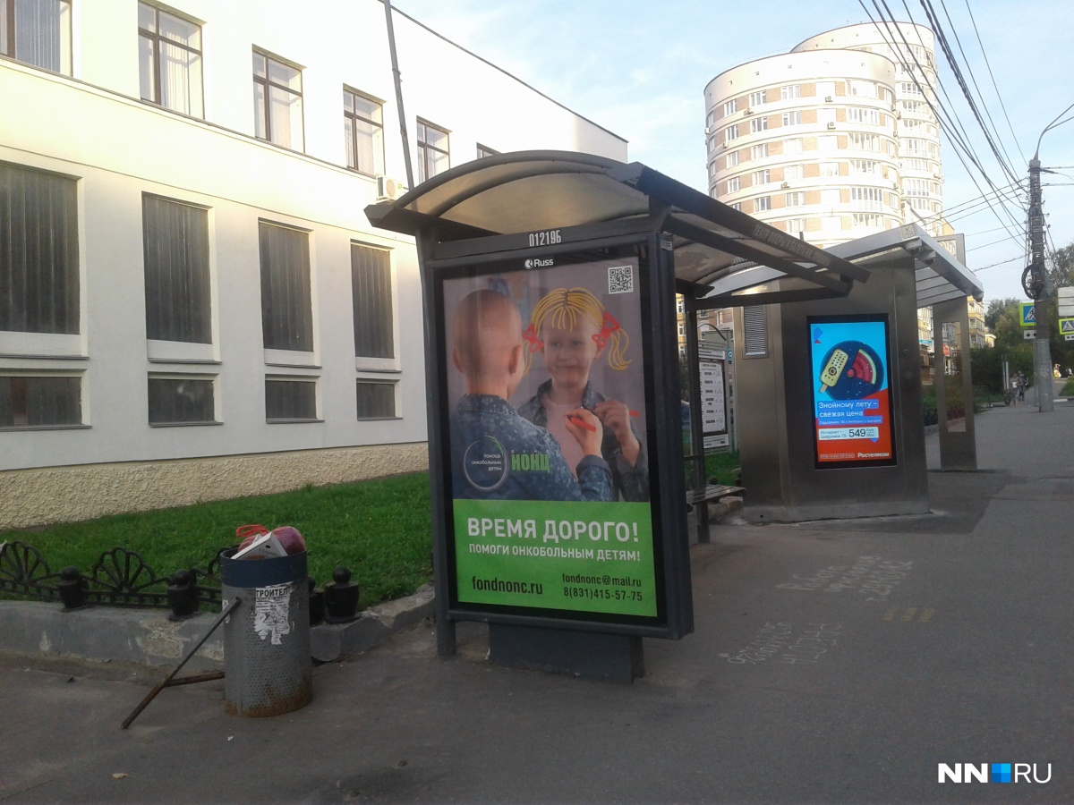 Возле новых остановок нет урн Возле новых остановок нет урн