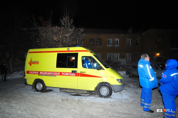 Пациент лежал на земле у алкомаркета Пациент лежал на земле у алкомаркета
