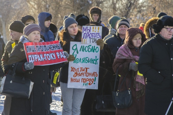 Горожане пришли, чтобы оставить свои подписи под обращением в Госдуму Горожане пришли, чтобы оставить свои подписи под обращением в Госдуму